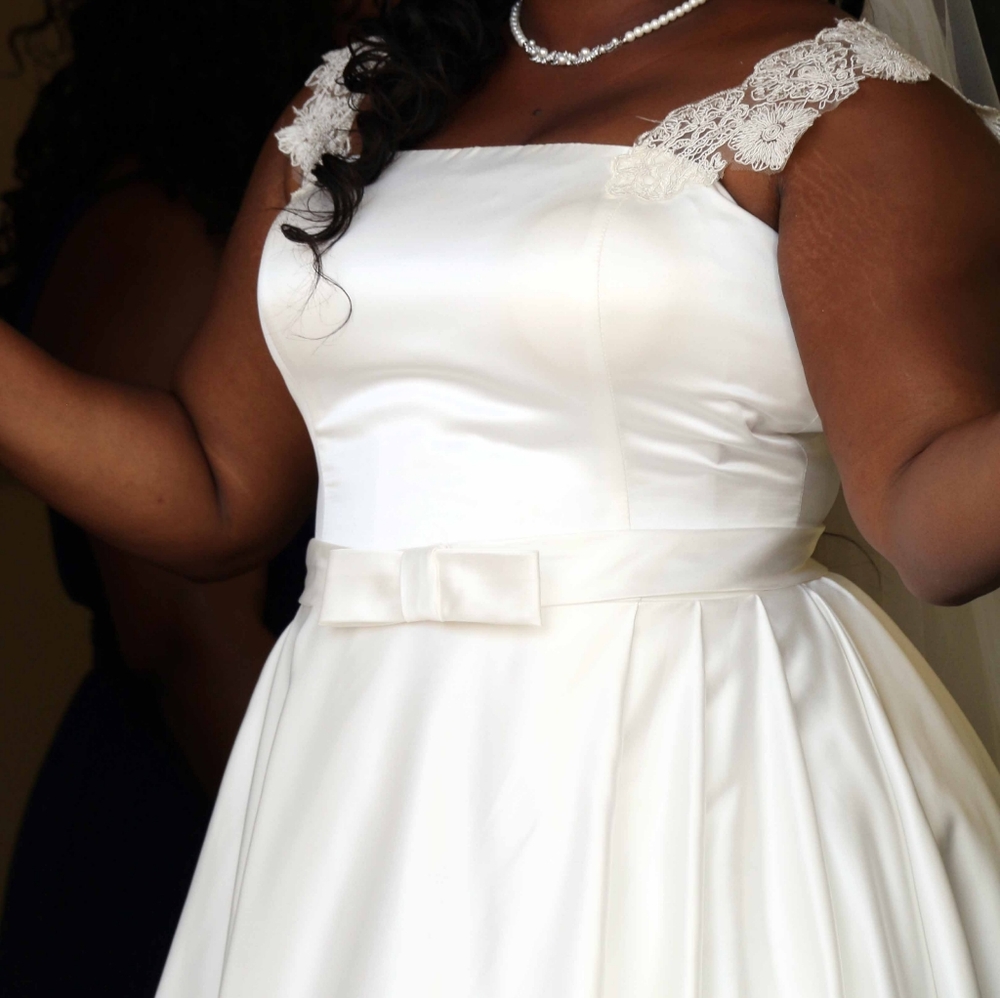 Plus size Ivory wedding dress - Picture 2 of 6
